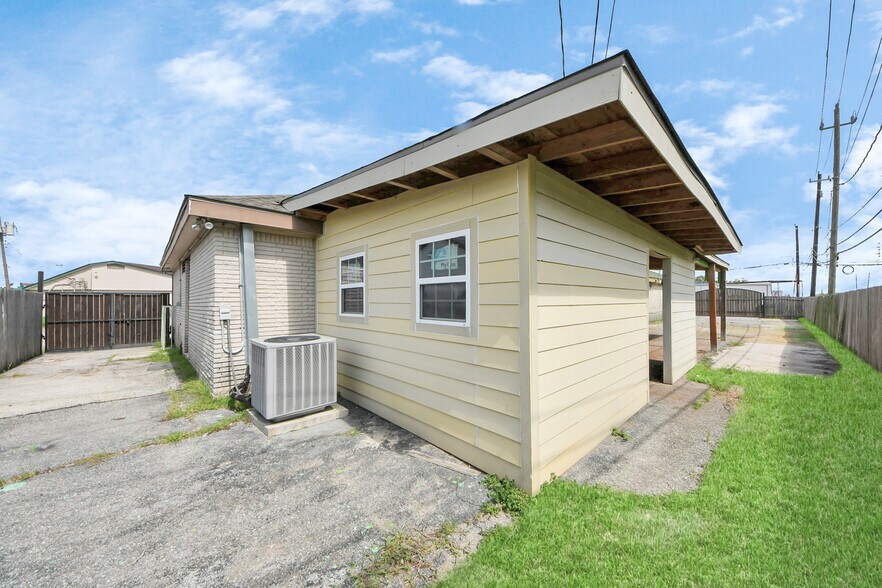 More Photos Of 2001 John St, Pasadena Office For Sale