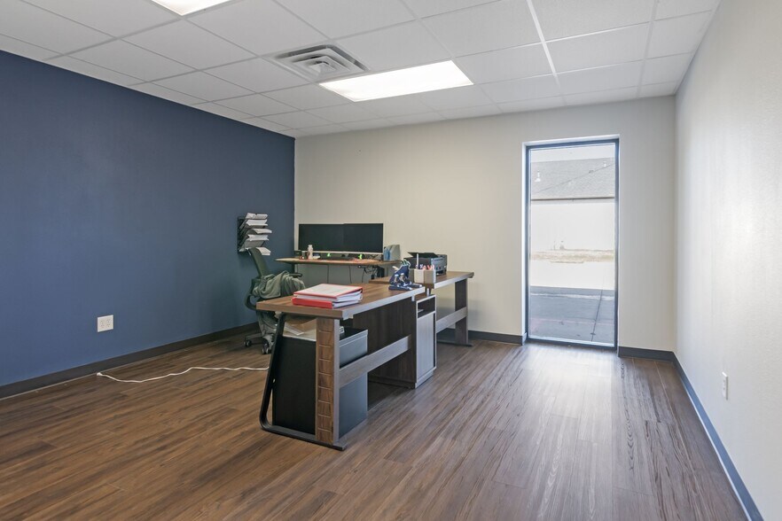 More Photos Of 2317 Michigan Ct, Arlington Flex For Lease