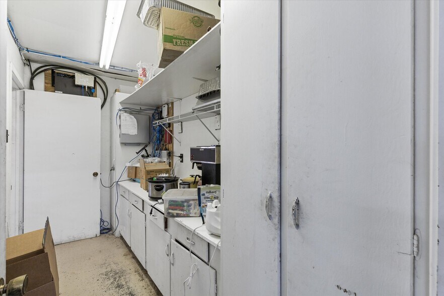 More Photos Of 2305 N Main St, Cleburne Flex For Sale