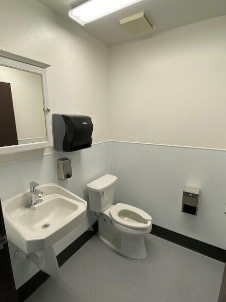 More Photos Of 21-29 W Easy St, Simi Valley Unknown For Lease