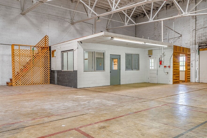 More Photos Of 1214 College St, Clarksville Warehouse For Lease