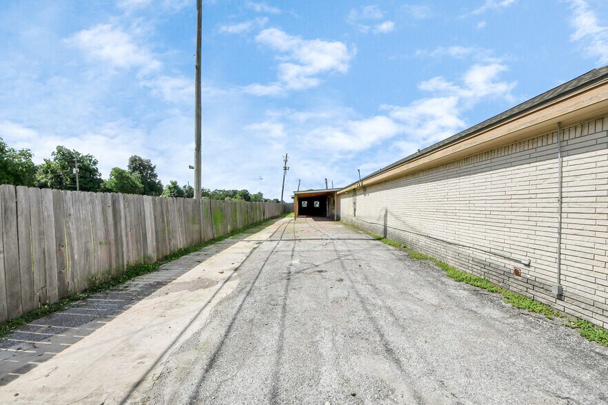 More Photos Of 2001 John St, Pasadena Office For Sale