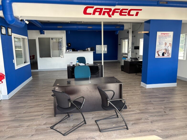 More Photos Of 3632-3652 N Cicero Ave, Chicago Showroom For Sale