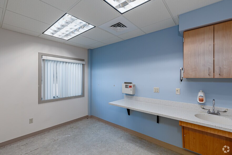 More Photos Of 31 Dow Rd, Plainfield Medical For Lease