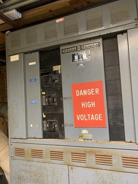 More Photos Of 888 Norfolk Sq, Norfolk Light Manufacturing For Lease