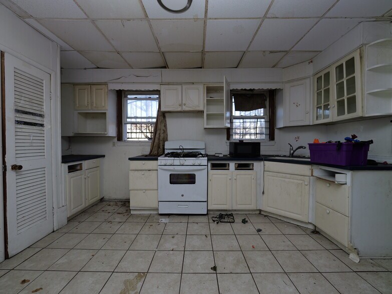 More Photos Of 170 Chambers St, Newburgh Apartments For Sale