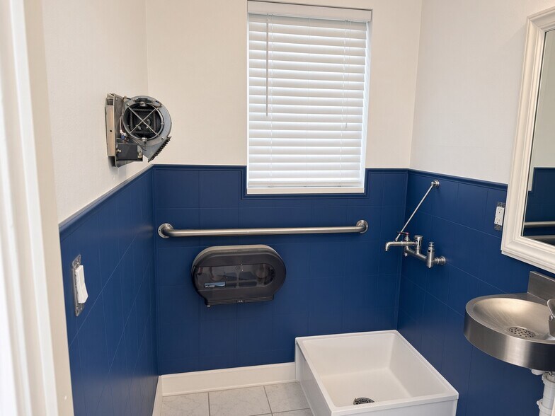 More Photos Of 1925 NE 163rd St, North Miami Beach Storefront For Lease