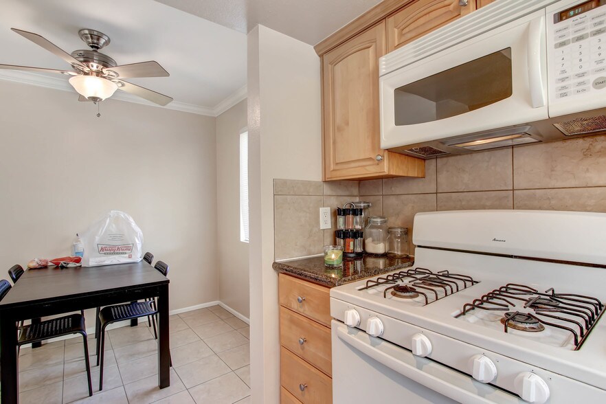 More Photos Of 2001-2005 Grismer Ave, Burbank Apartments For Sale