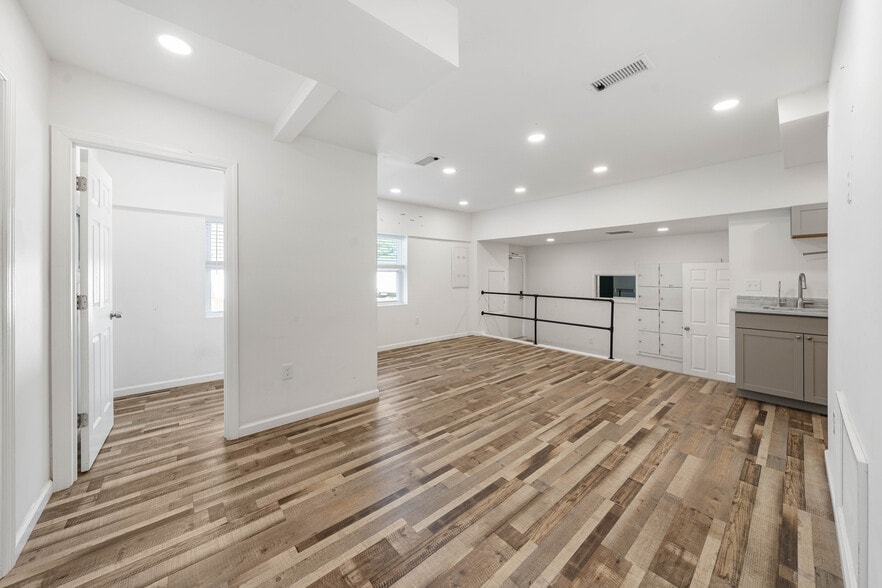 More Photos Of 40 Amboy Rd, Old Bridge Flex For Sale