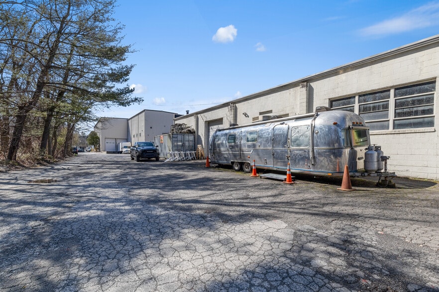 More Photos Of 55 Poplar St, Stamford Light Distribution For Sale