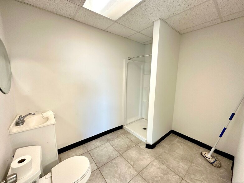 More Photos Of 590 Spring St, Windsor Locks Auto Repair For Sale