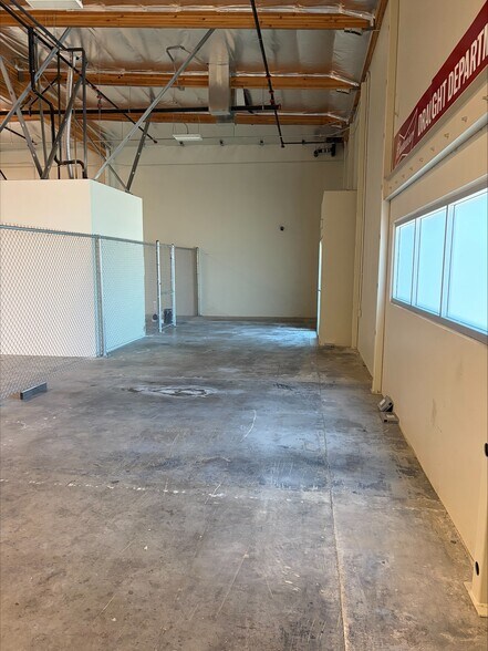 More Photos Of 2082 E Gladwick St, Rancho Dominguez Warehouse For Lease