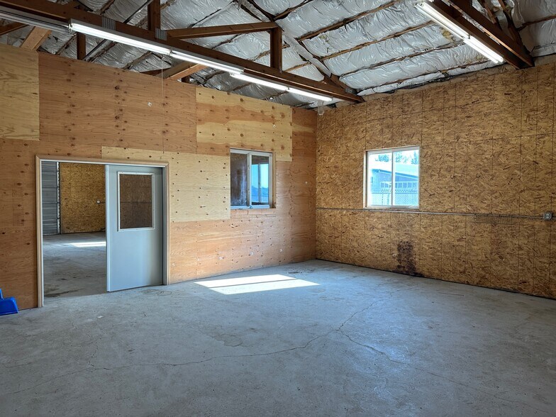 More Photos Of 10701 S Walton Rd, Island City Light Manufacturing For Lease