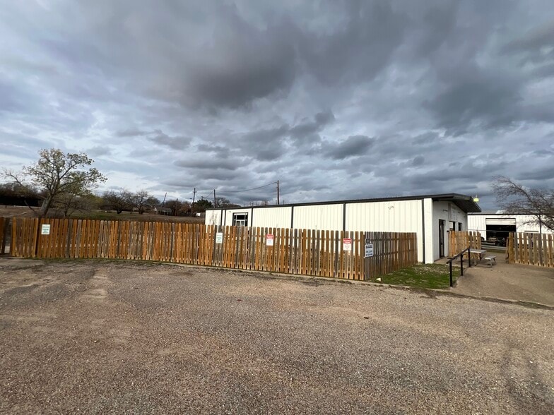 More Photos Of 615 N Broadway St, Joshua Freestanding For Lease