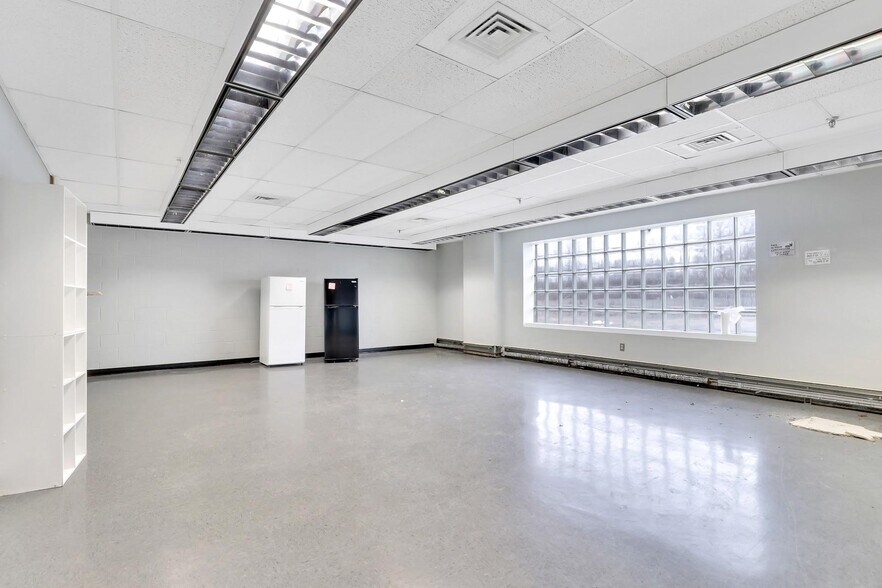 More Photos Of 40 Commercial Ave, Middletown Warehouse For Lease