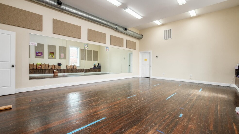 More Photos Of 927 Wheeling Ave, Cambridge Medical For Sale