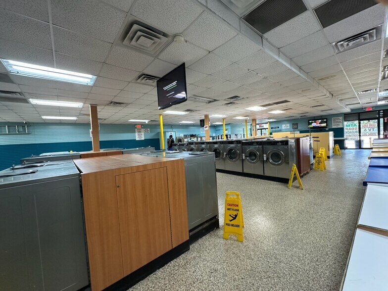 More Photos Of 1907 Kings Rd, Jacksonville General Retail For Sale