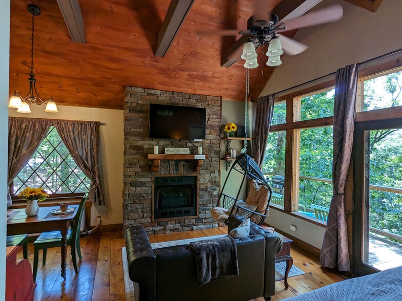 More Photos Of 70 Dogwood Rdg, Eureka Springs Hotel For Sale