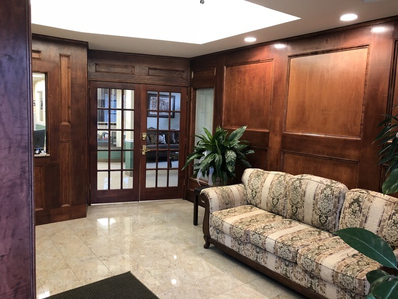 More Photos Of 51 E Main St, Smithtown Office For Lease