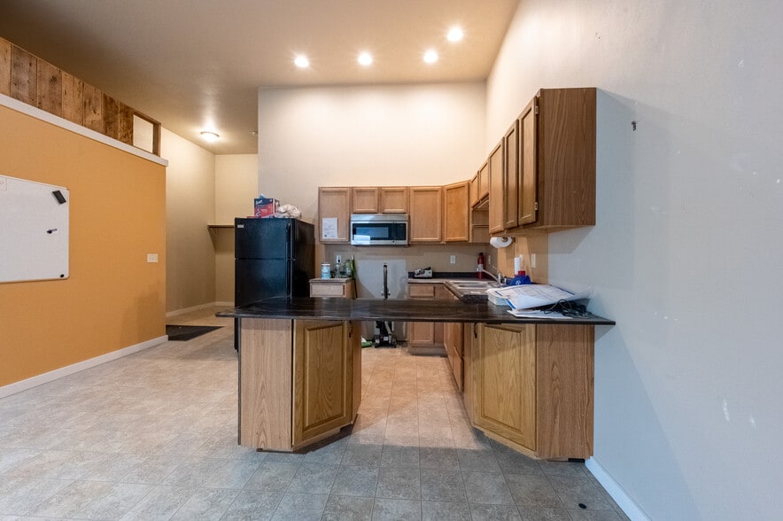 More Photos Of 211 Jetway Dr, Belgrade Flex For Sale