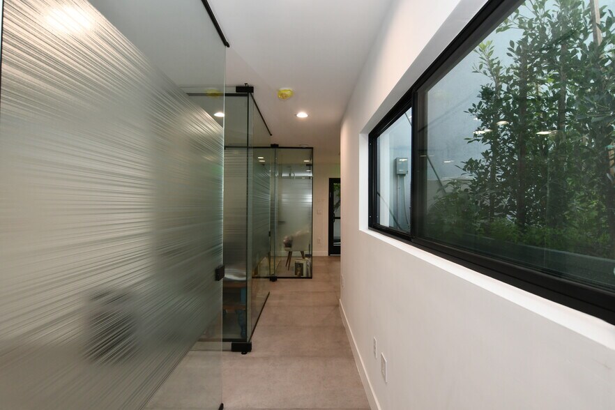 More Photos Of 1104 S Robertson Blvd, Los Angeles Office For Lease