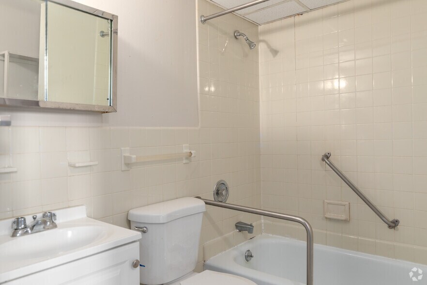 More Photos Of 489 W State St, Trenton Apartments For Lease