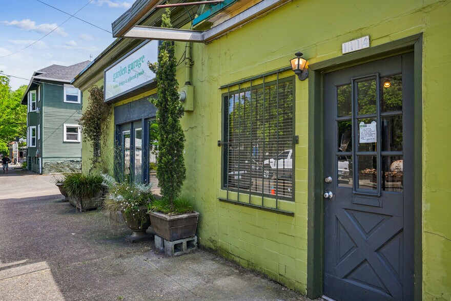 More Photos Of 1114 SE Clay St, Portland Freestanding For Sale