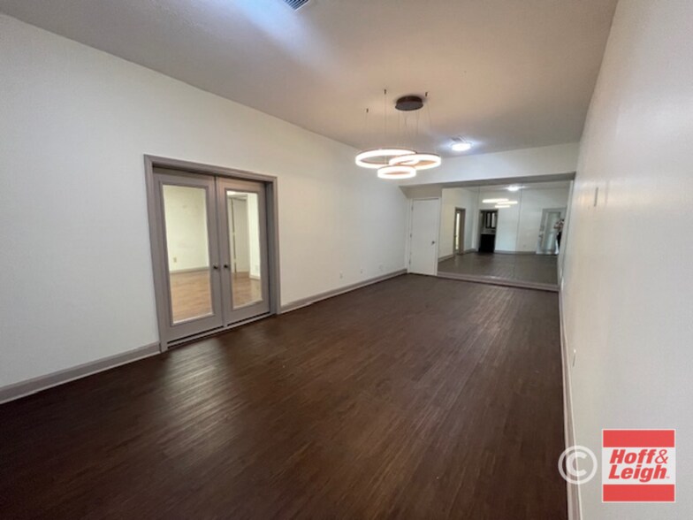 More Photos Of 2747 Crawfis Blvd, Fairlawn Storefront For Lease