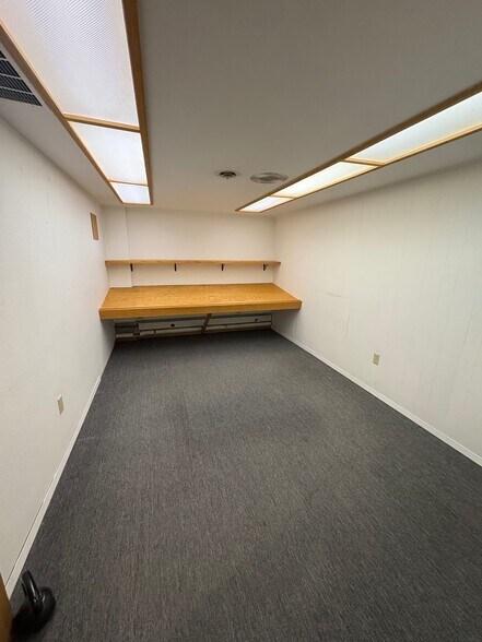 More Photos Of 6636 Rosewood St, Anchorage Warehouse For Sale