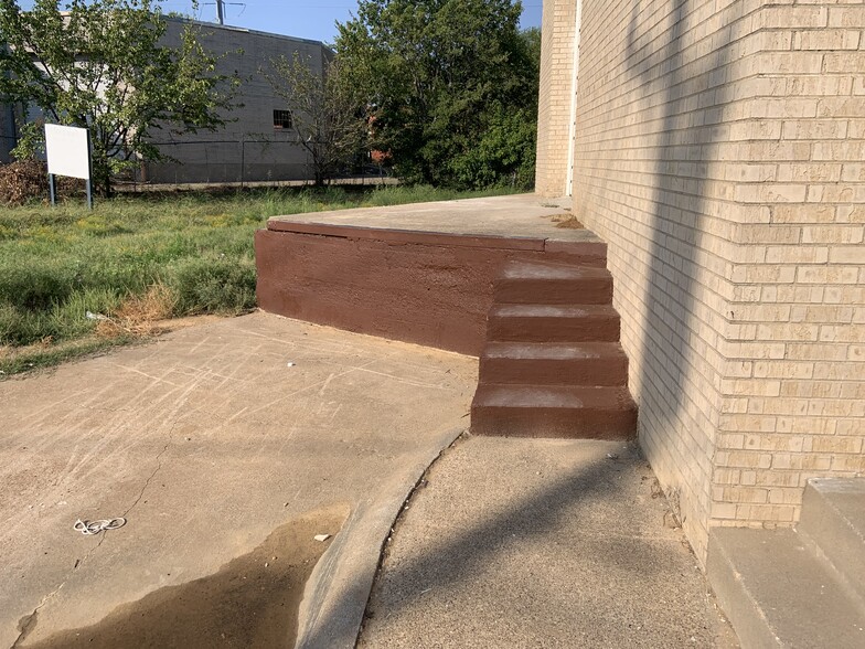 More Photos Of 2535 Farrington St, Dallas Light Distribution For Lease