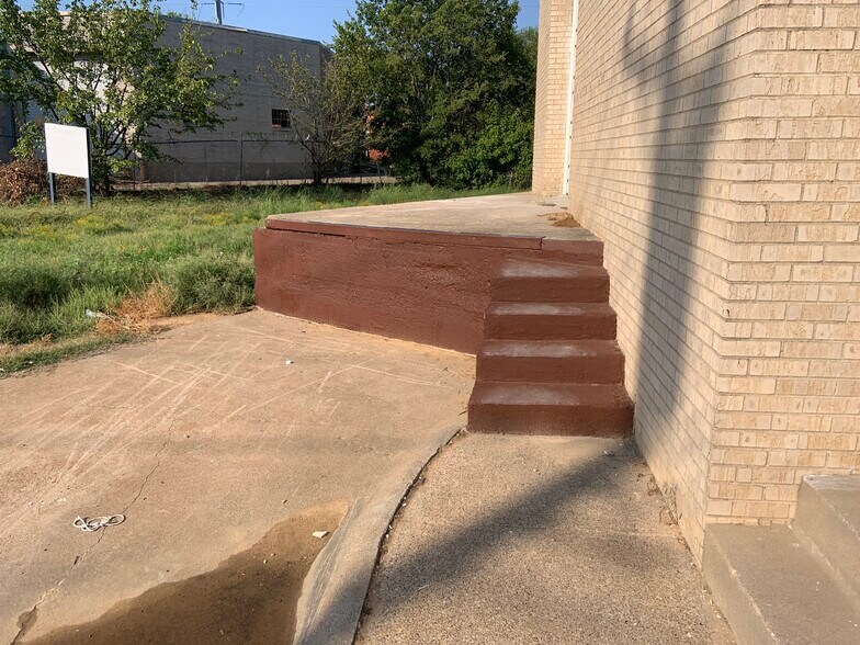 More Photos Of 2535 Farrington St, Dallas Light Distribution For Lease