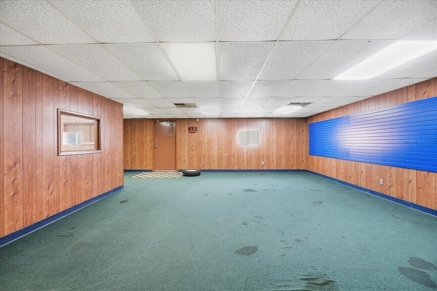 More Photos Of 3118 E Slaton Hwy, Lubbock Showroom For Sale