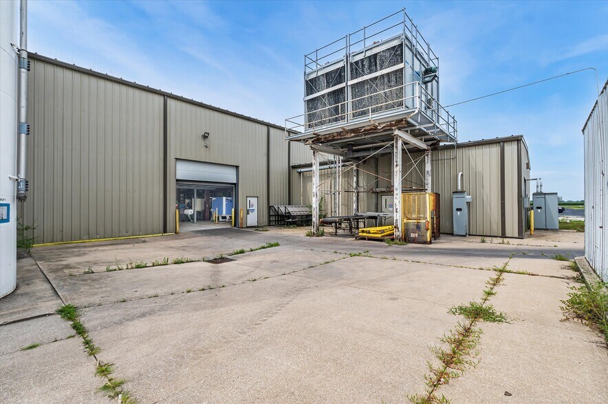 More Photos Of 202 1st St S, Kalona Manufacturing For Sale