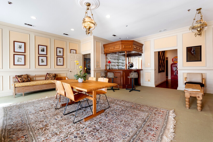 More Photos Of 4819 Broadway St, Addison Office Residential For Lease