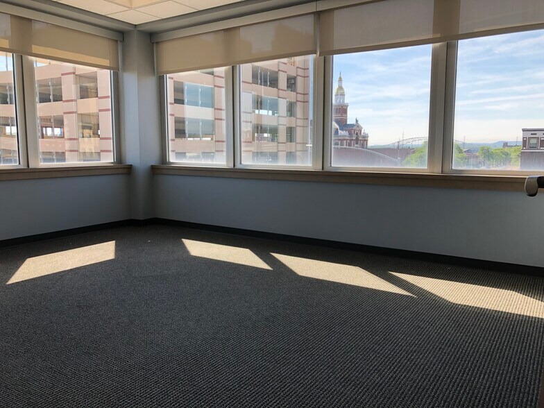 More Photos Of 131 W 10th St, Dubuque Medical For Lease