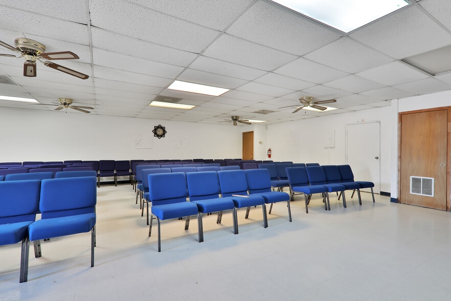 More Photos Of 8428 New Kings Rd, Jacksonville Storefront Retail Office For Lease