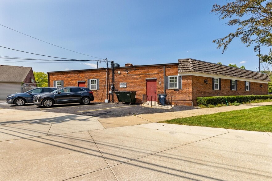 More Photos Of 17770 Mack Ave, Grosse Pointe Medical For Lease