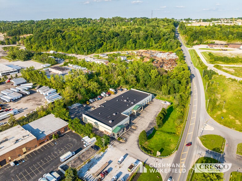 More Photos Of 7941-7951 Granger Rd, Valley View Service For Lease