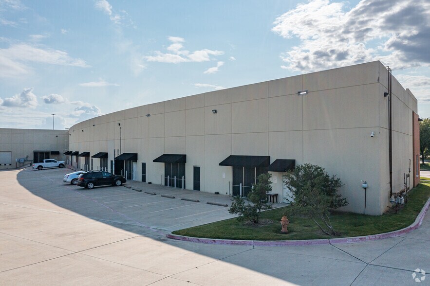 More Photos Of 5450 Stratum Dr, Fort Worth Showroom For Lease