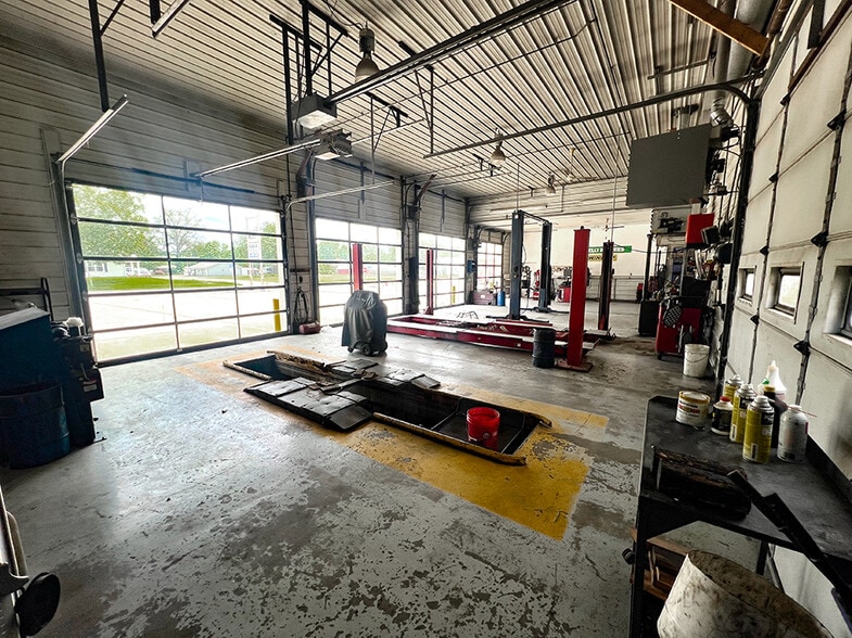 More Photos Of 391 Franklin St, Carlyle Auto Repair For Sale