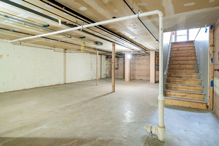 More Photos Of 1935 W 25th St, Cleveland General Retail For Sale