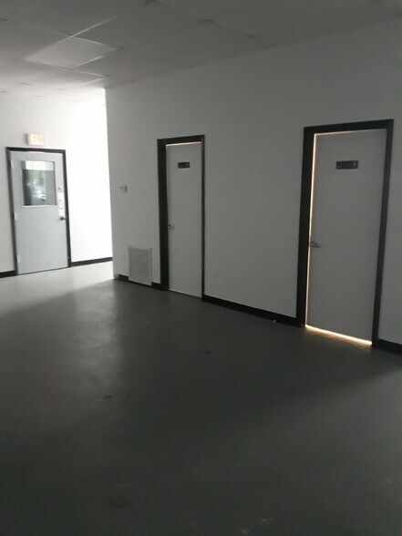 More Photos Of 30798 US Highway 19 N, Palm Harbor Warehouse For Lease