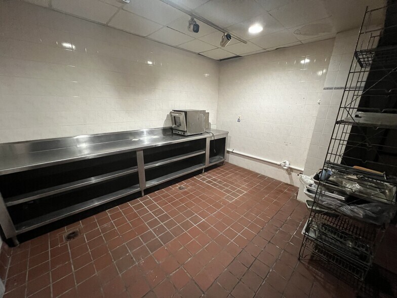 More Photos Of 95 Lake St, Gilford Restaurant For Sale