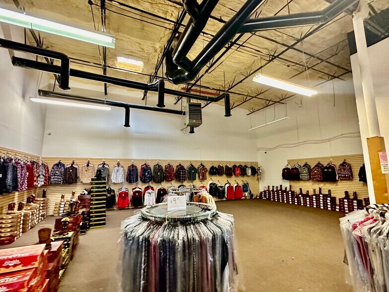 More Photos Of 11330-11334 Gemini Ln, Dallas Warehouse For Sale