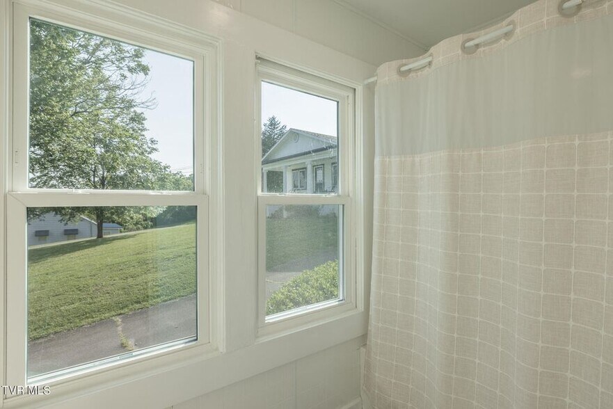 More Photos Of 457 E Bernard Ave, Greeneville General Retail For Sale