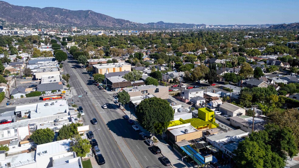 More Photos Of 2114 W Magnolia Blvd, Burbank Storefront For Sale