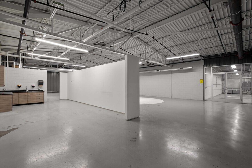 More Photos Of 7878 Gull Rd, Richland Warehouse For Lease