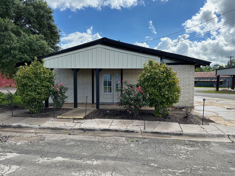 Primary Photo Of 220 N 4th St, Silsbee Office Residential For Lease