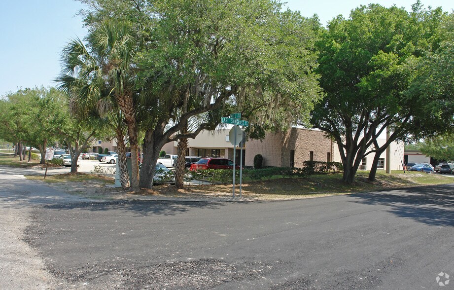 More Photos Of 567-585 Interstate Blvd, Sarasota Showroom For Lease