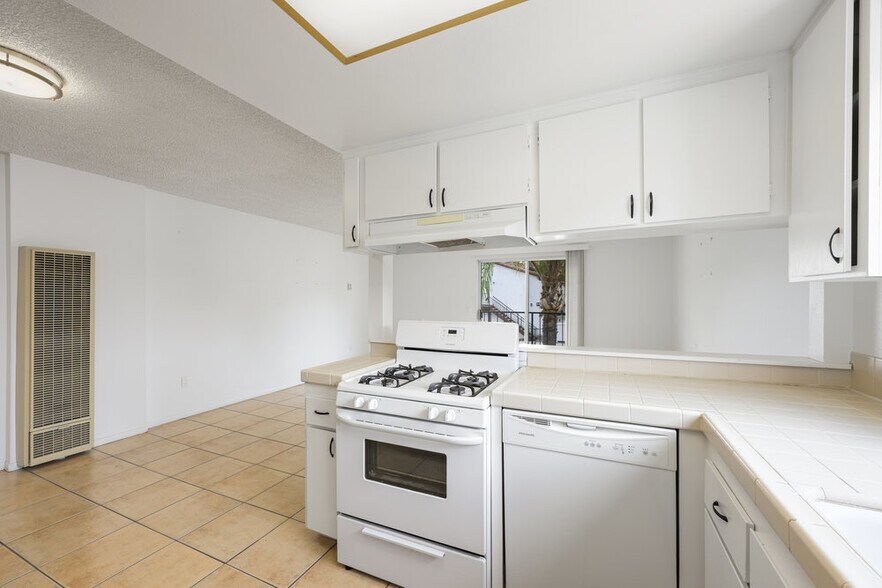 More Photos Of 380 Plymouth Dr, Vista Apartments For Sale
